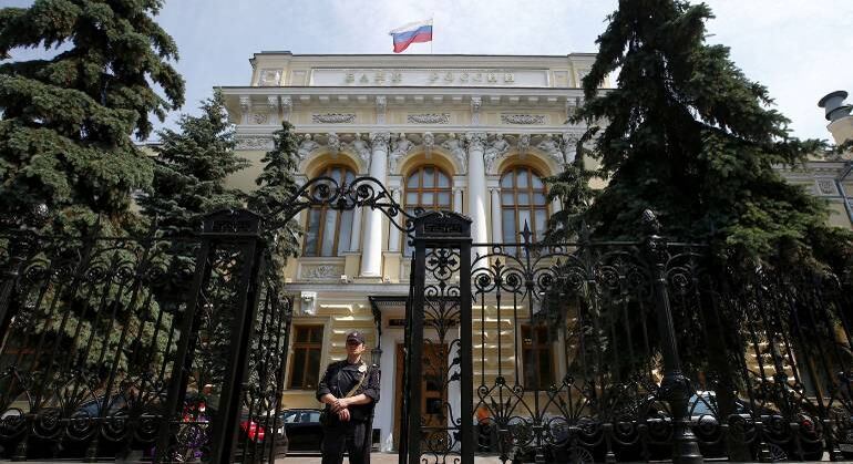 Policial é visto na entrada principal do Banco da Rússia em Moscou