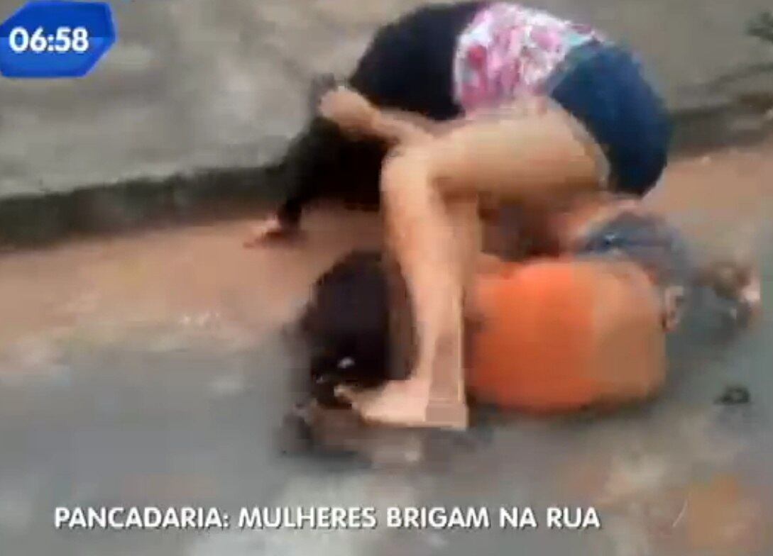 VIzinhos filmam briga de mulheres no meio da rua em Goiás