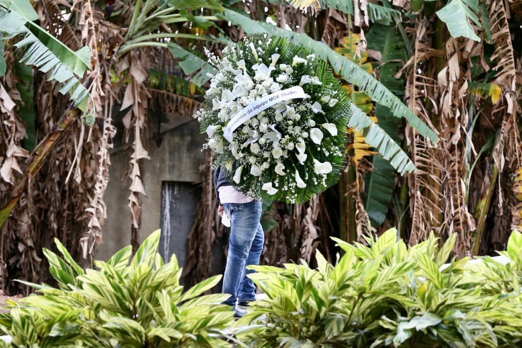 Além dos familiares presentes, o artista foi homenageado com coroas de flores que foram enviadas por amigos
