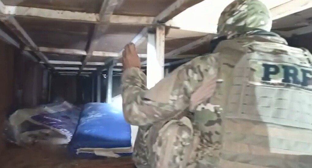 Polícia descobriu fundo falso em carreta