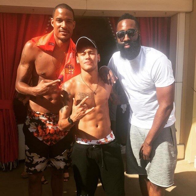 Neymar também aproveitou seu tempo livre nos Estados Unidos para tirar uma onda e conhecer de perto os astros do Houston Rockets. Trevor Ariza e James Harden posaram para uma foto ao lado do craque brasileiro, que curte seus últimos dias de férias antes de retornar ao Barcelona