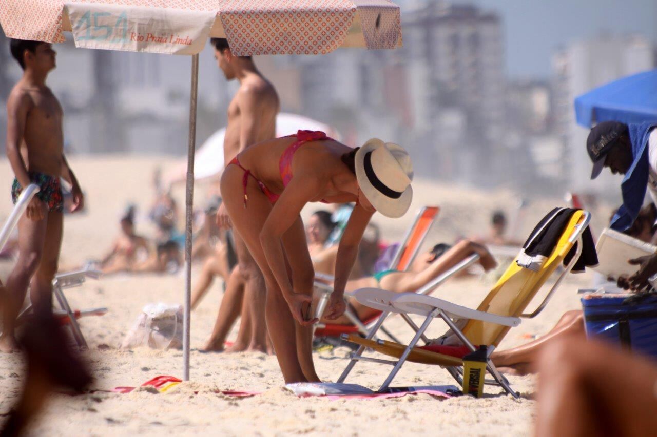 A atriz aproveitou o sol na praia do Leblon
