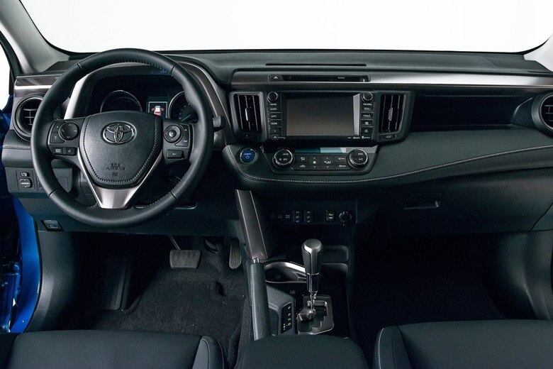 Internamente, a principal novidade é o novo painel, com tela digital e um novo porta-copos no console central