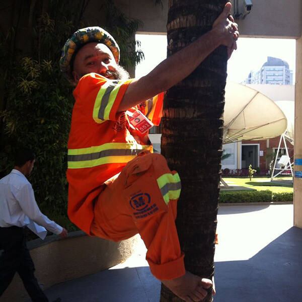 Bin Laden até relembrou os tempos de infância em João Alfredo, em Pernambuco, quando subia em coqueiros para colher cocos. Assista ao vídeo