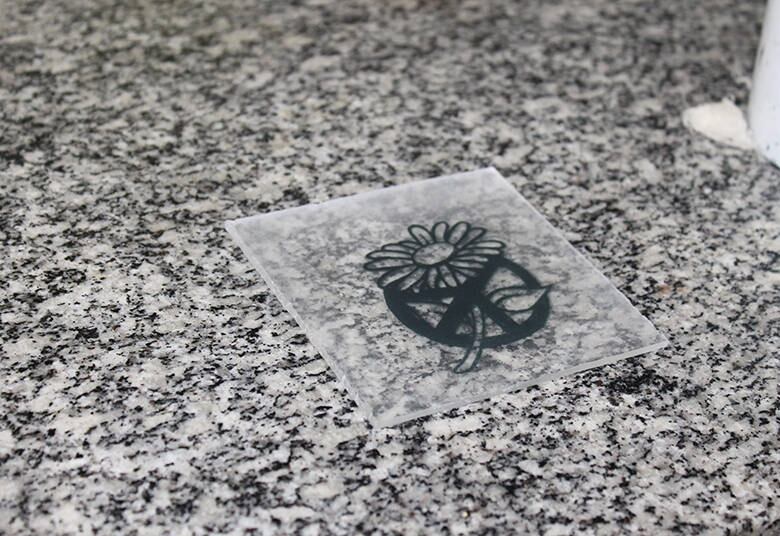 No
final da entrevista, Raphael Montagner e Luciano Madeira fizeram toda a
aplicação das tatuagens para que o público possa entender melhor o processo.
Além disso, contaram o significado de cada desenho, todos agressivos e ligados
à simbologia nazista

+ Laíza vai atrás de Iago e provoca Priscila. Assista!
+ “Fãs fazem campanha na internet para Jorge encontrar um amor”, conta André di Mauro
+ Será que Marcos Pitombo esconde tatuagem no corpo sarado? Descubra!




