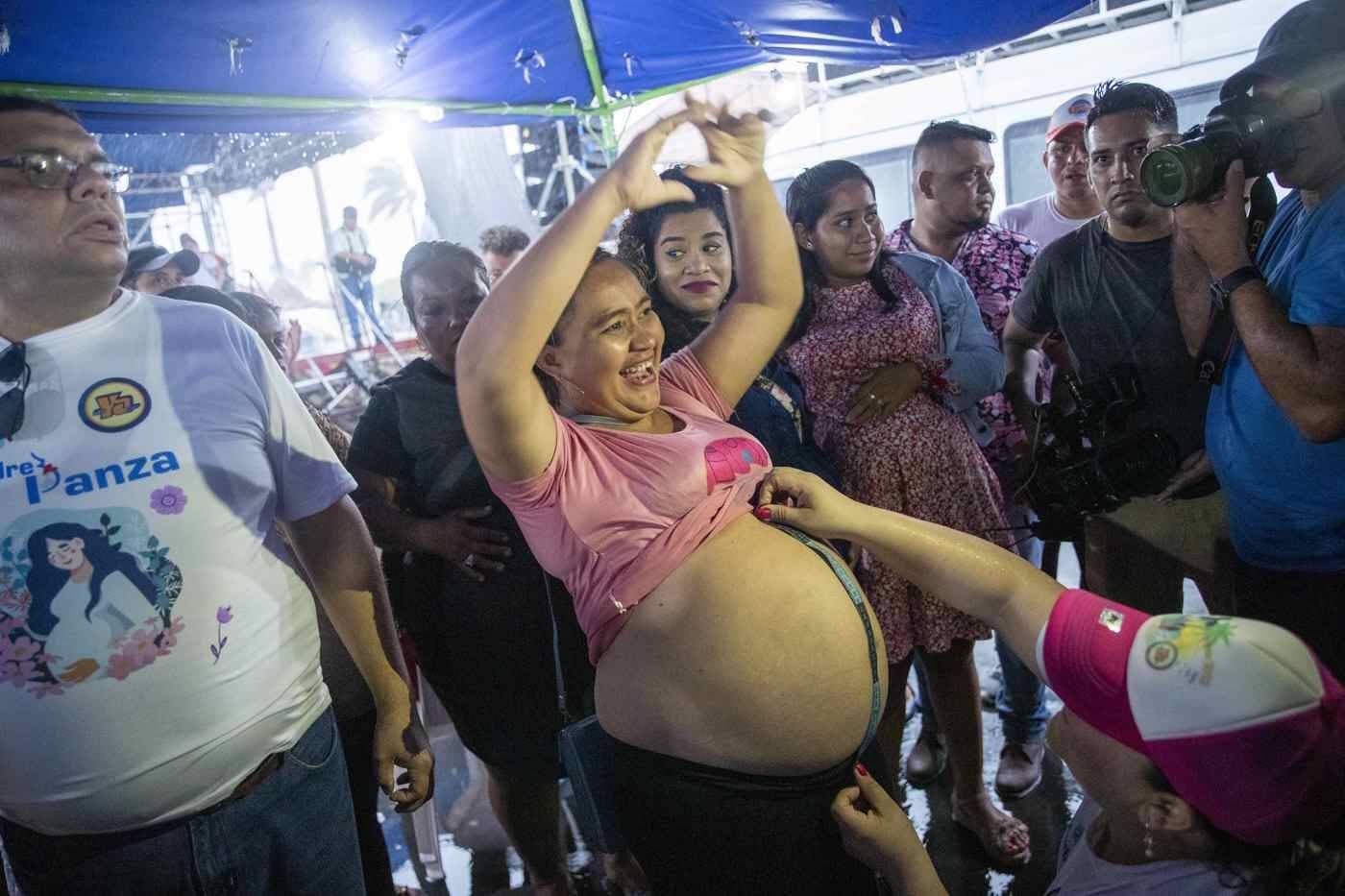 Essa grávida também festejou o tamanho da própria barriga