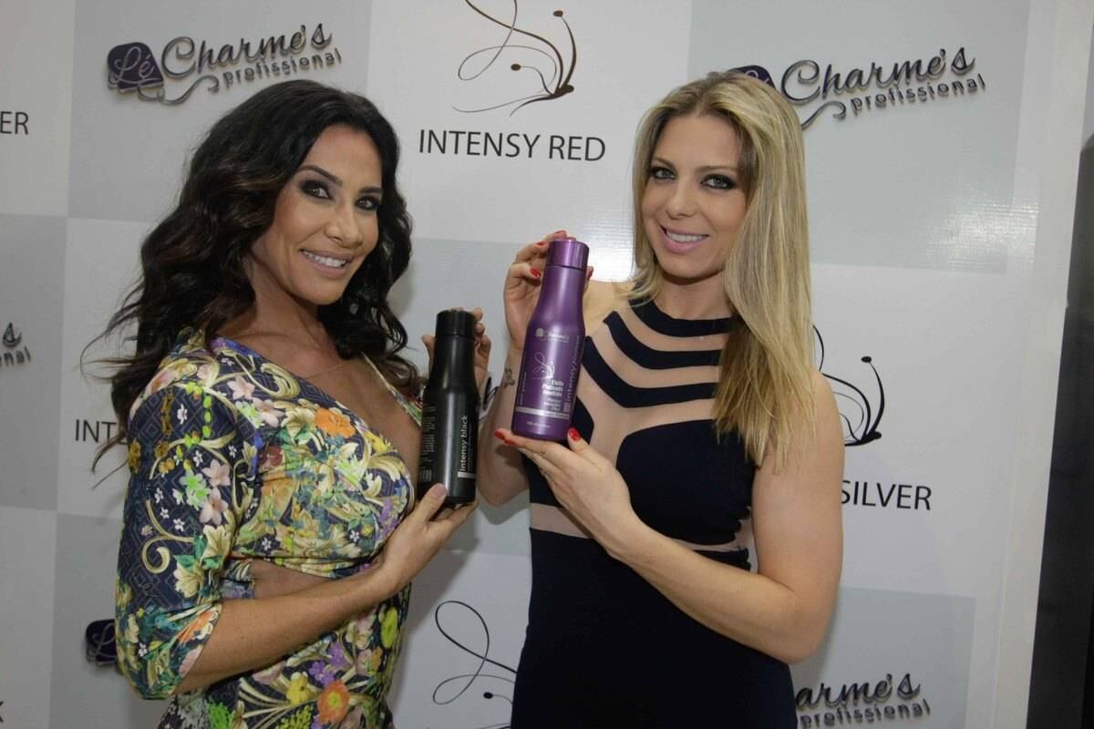 Sheilla Mello e Scheila Carvalho prestigiam feira de beleza em São Paulo