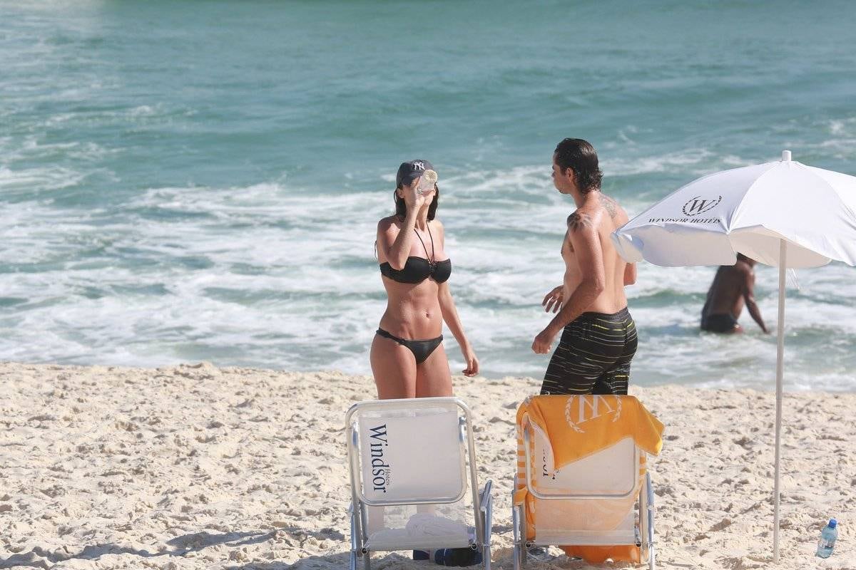 Rafa Brites e Felipe Andreoli curtem dia de sol em praia do Rio de Janeiro