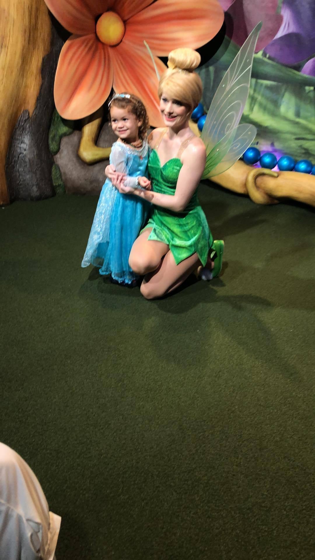 A neta da cantora parece encantada com o que vê
Veja mais: Neta de Preta Gil curte aniversário da filha de Mc Pocahontas