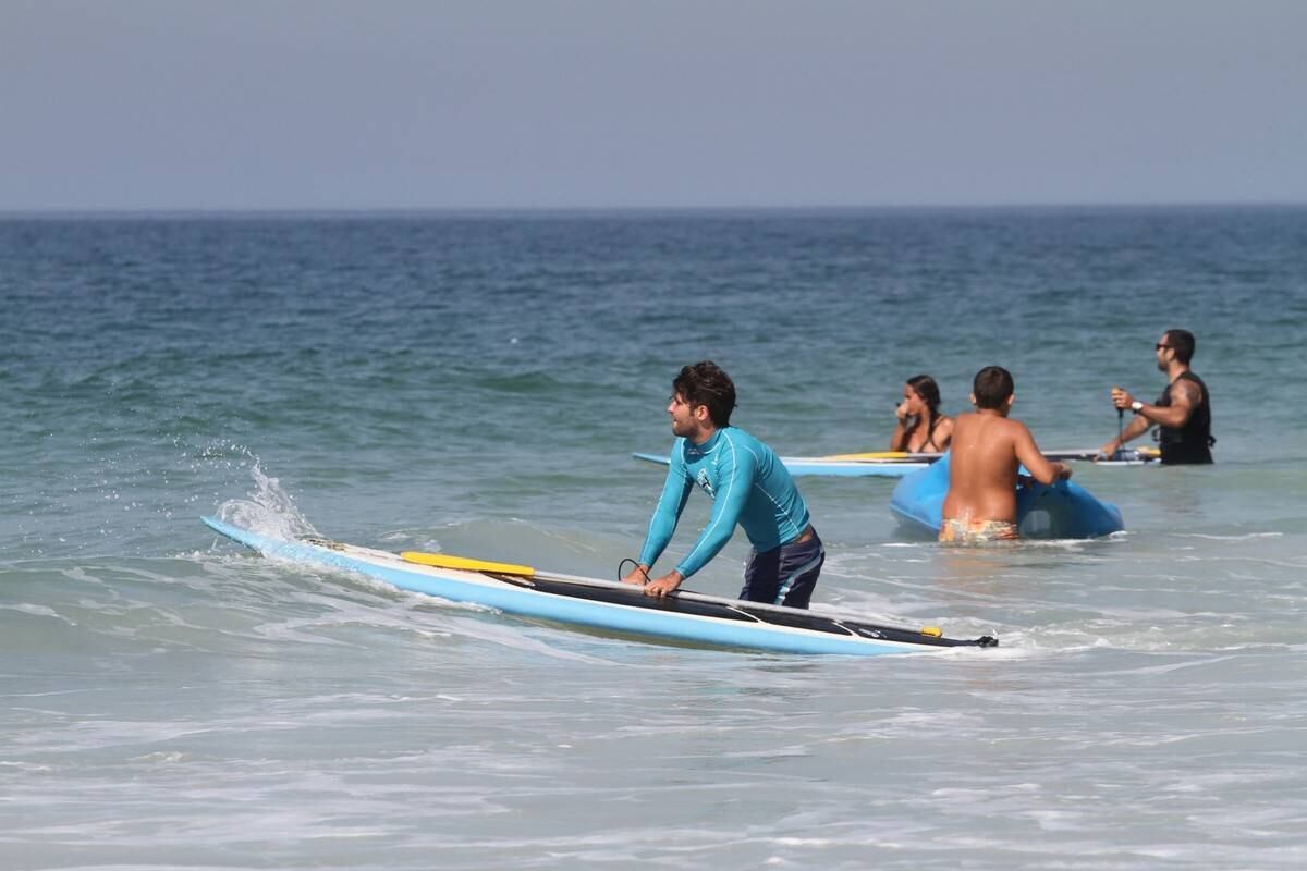 Bruno Gagliasso e Ricardo Pereira praticam stand up paddle na praia da Barra da Tijuca, no Rio