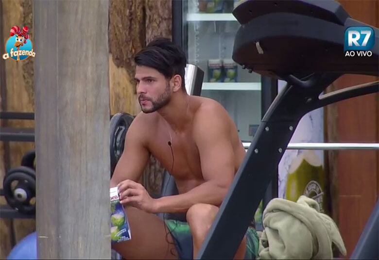 Antes de encerrar o papo, Marcelo disse que é “corno milha" e
fez questão de explicar a expressão: “Eu sou corno milha, eu pego o chifre e
viajo. Quero nem saber, eu vou embora” 

+ Ana Paula Minerato dá show de sensualidade enquanto toma banho em A Fazenda
+ Será? Luka especula conteúdo da Arca e prevê indicação de Mara, Rayanne e Carla
+ Que corpão! Ana Paula troca pijama por biquíni e descansa debaixo do sol

