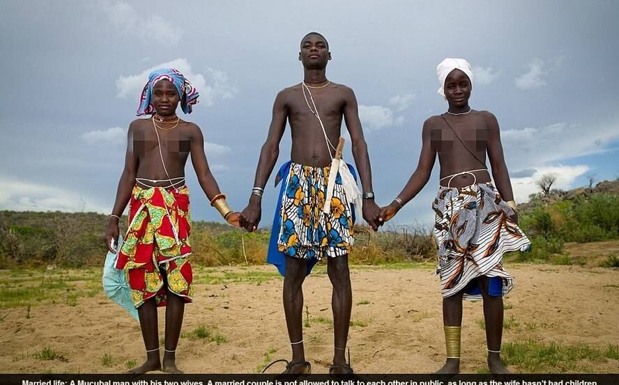 "O Soba, líder da tribo, se gabava de ter trocado uma de suas esposas por duas vacas com um amigo", disse Lafforgue. Ele explicou que os casamentos não acontecem por causa de sentimento, mas apenas por favores e força de trabalho. 

Outra característica observada pelo fotógrafo é a de que os casais não se falam enquanto não nasce o primeiro filho.

Conheça histórias tristes de mulheres que tiveram seus direitos violados