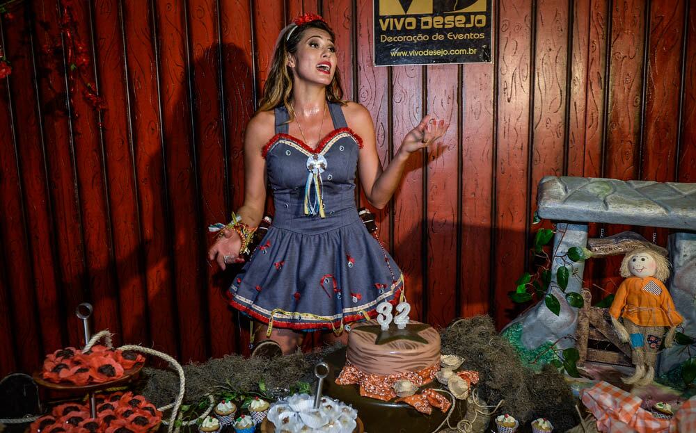 Vestida de caipira, Lívia Andrade recebeu o carinho dos famosos