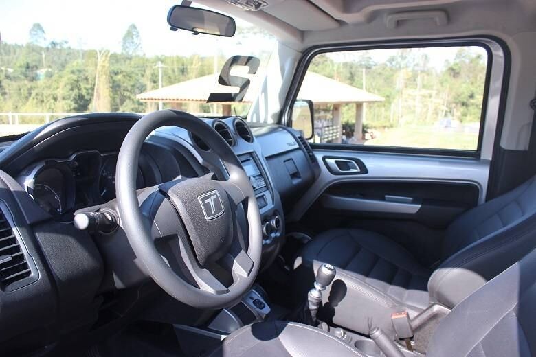 Feito para os amantes do off-road, o novo Troller T4 chega nas
concessionárias em agosto com preço inicial de R$ 110.990,
aproximadamente 15% mais caro que a versão atual. O modelo, porém,
tentará justificar o valor mais salgado com design, equipamentos
inéditos, melhor acabamento da cabine e o motor 3.2 diesel de 200 cv da Ford Ranger
