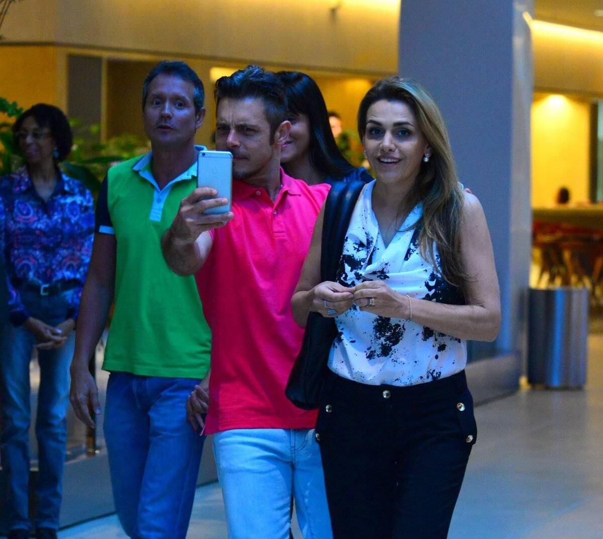 O ator Luigi Baricelli brincou com um paparazzo neste domingo (8), durante passeio por um shopping do Rio de Janeiro. Ele sacou o celular e fingiu também fazer flagras do fotógrafo