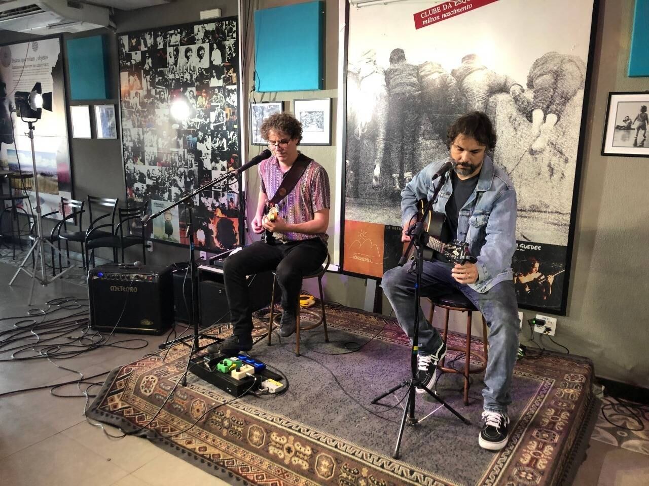 Ian Guedes (esquerda), neto de Beto Guedes, falou sobre a participação do avô no álbum que marcou gerações. Rodrigo Borges (direita), sobrinho de Lô e Márcio Borges, também comentou sobre a relação da sua família com a música
