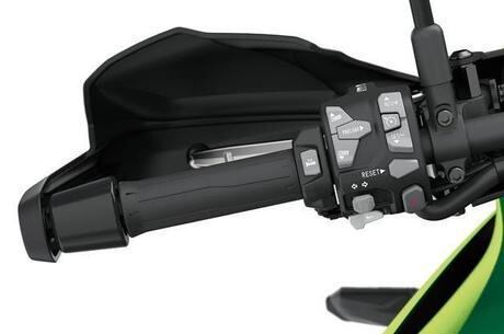 Apesar de eletrônica embarcada, punho continua clean e com a melhor ergonomia frente a concorrência, privilegiando pilotagem intuitiva