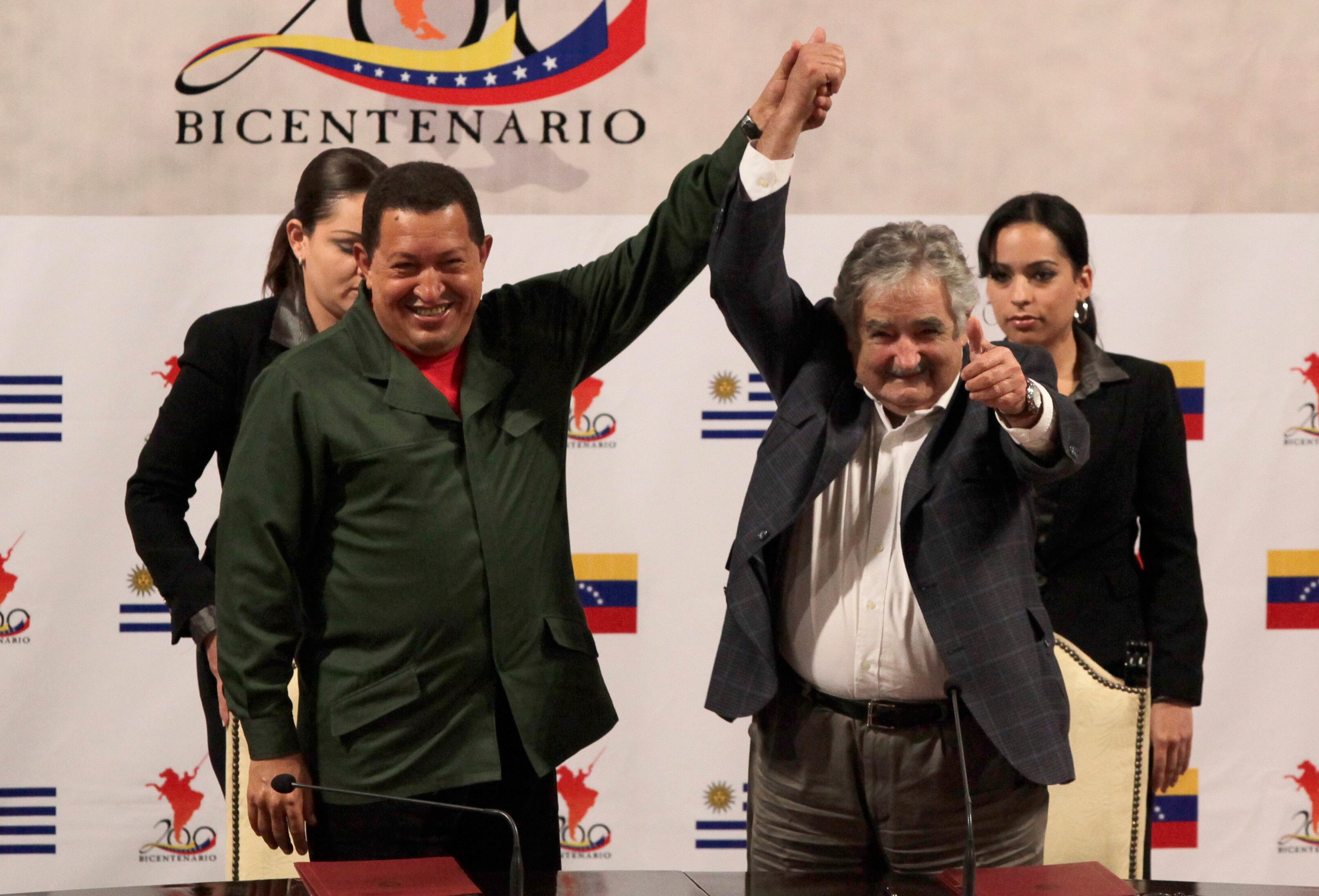 O presidente uruguaio, Jose Mujica, expressou sua dor no site da Presidência. "Sentimos um profundo pesar. Sempre se sente a morte, mas quando se trata de um militante de primeira linha, de alguém que uma vez defini como 'o governante mais generoso que tinha conhecido', a dor tem outra dimensão", disse