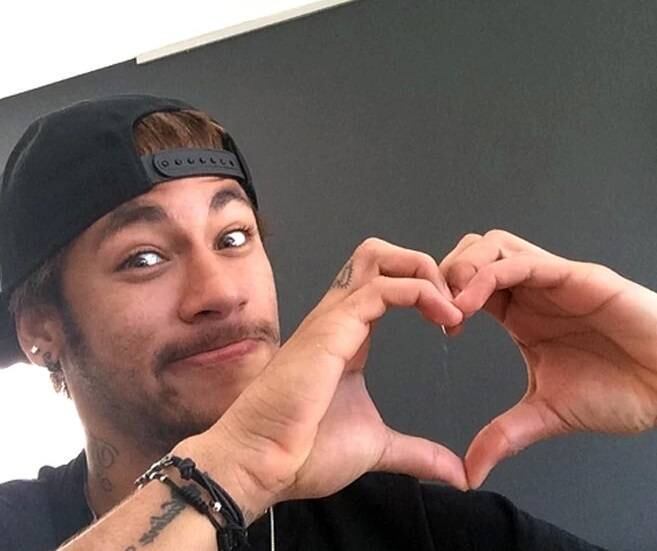 Já Neymar, que está solteiro, após término com Bruna Marquezine, postou uma foto e foi bem humorado com a data comemorativa: "Fail"