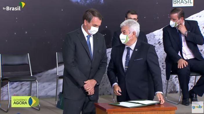 Bolsonaro e Marcos Pontes assinam adesão do Brasil ao projeto Artemis, da Nasa