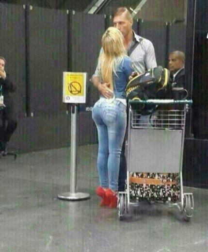 Uma das imagens que chamou atenção dos marmanjos em relação a gata foi no aeroporto, quando Romina se encontrou com Pitana
