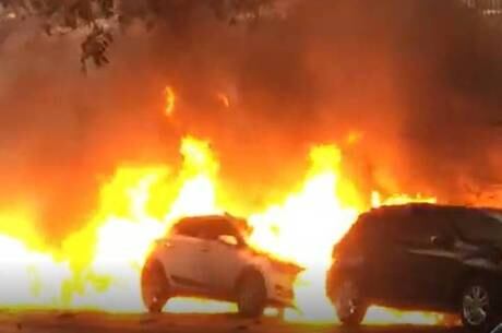 Árvore cai e fogo se espalha por quatro carros no Lourdes