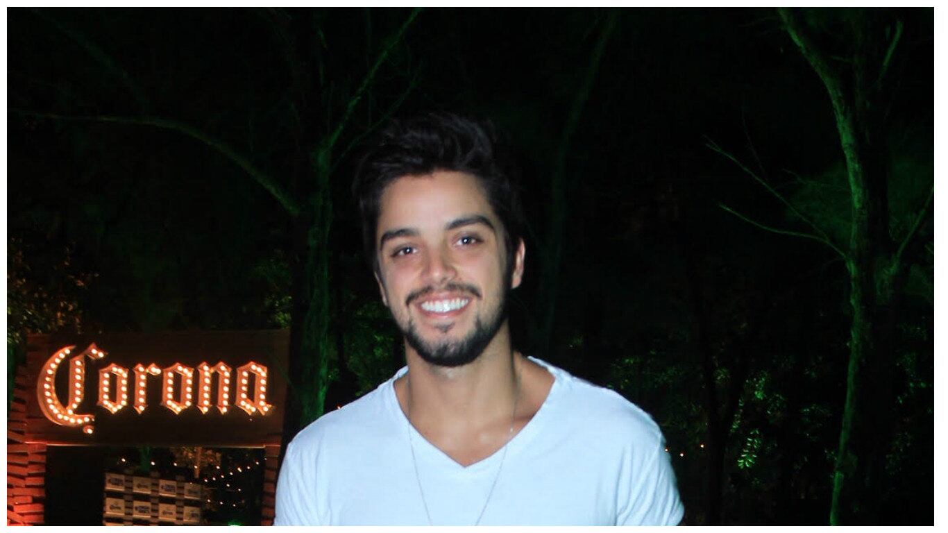 Com uma camisa branca básica, Felipe Simas também compareceu ao Eco Lounge

Bruno Gissoni nega que tenha reatado namoro com Yanna Lavigne
