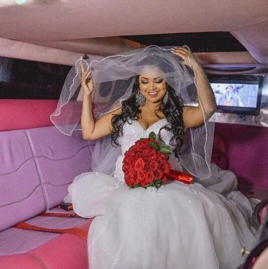 A ex-BBB Elis Nair publicou uma série de fotos de seu segundo casamento com Luiz Carlos e fez a alegria de seus seguidores no Instagram