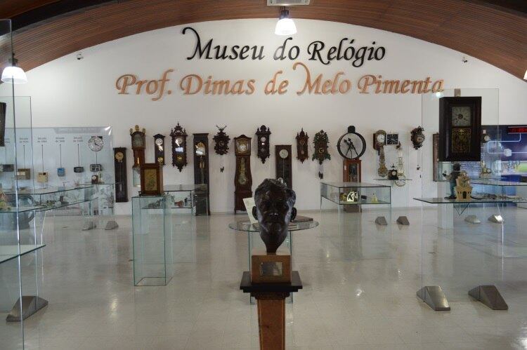 O Museu do Relógio foi fundado em 1975 com exemplares da
coleção particular de Dimas de Melo Pimenta, fundador de uma empresa de
relógios de ponto e sistemas de acesso. Pouco tempo depois, o museu passou a receber também doações
e, hoje, conta um acervo de cerca de 600 peças de todo o mundo.
O horário de funcionamento é de segunda-feira à sexta-feira,
das 9h às 11h30, e das 14h às 16h30, mediante visita agendada. O museu que é
gratuito fica na avenida Mofarrej, 840, Vila Leopoldina