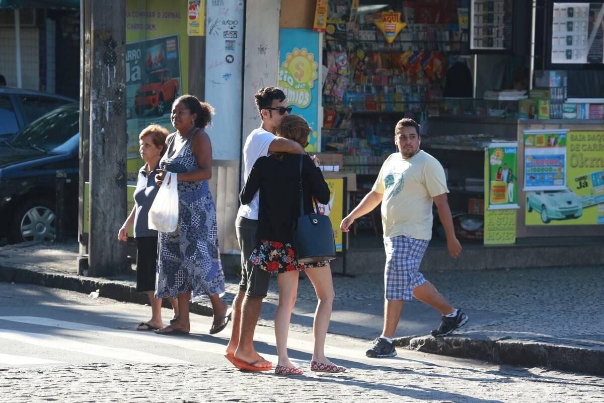 Sophia Abrahão e Sérgio Malheiros, que não assumem romance, são fotografados andando de mãos dadas