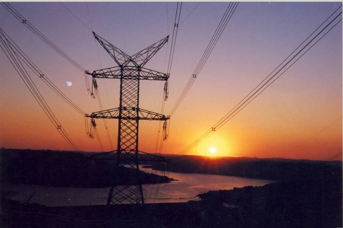 21ª – Copel



A Companhia Paranaense de Energia é responsável pela geração,
transmissão e distribuição de energia elétrica no Estado do Paraná. Com ligações
também nos segmentos de telecomunicação e gás, a companhia aparece como a 21ª
mais poderosa do Brasil e tem valor de marcado de R$ 6,6 bilhões (US$ 2,2 bilhões)
