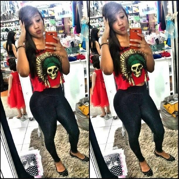 A jovem trabalha como vendedora 
