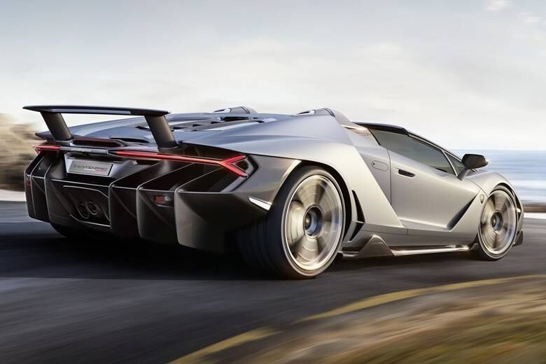 Assim como o modelo revelado no motorshow sueco, o Centenario Roadster traz o potente motor 6.5 V12 a 8.600 rpm, que o impulsiona aos 100 km/h em 2,9 segundos (0,1 a mais do que o cupê) e máxima de 350 km/h
