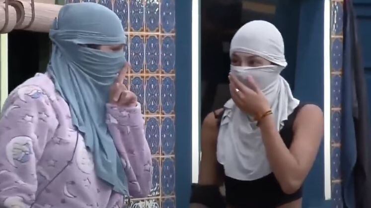 No
escuro do quarto, Bia e Pétala cobriram o rosto com camisetas e tentaram
assustar André, Lucas e Moranguinho. Rindo muito, elas foram para a sala e
testaram com Deolane