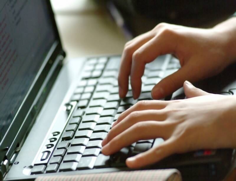 O perfil de navegação dos usuários era vendido para anunciantes, agências de publicidade e portais da internet
