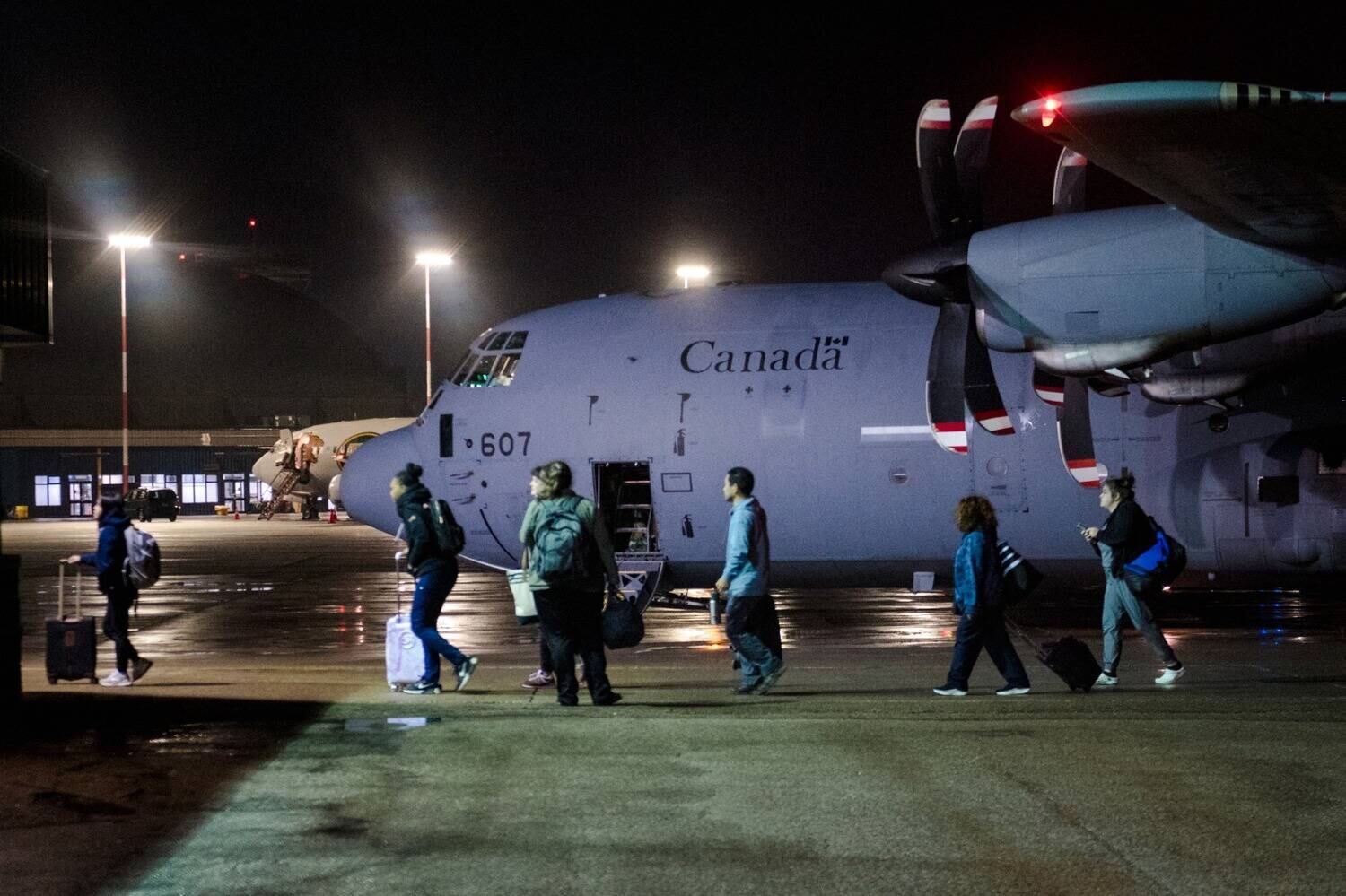 Algumas pessoas chegaram na noite de sexta-feira (18) ao aeroporto de Calgary, em Alberta, a cerca de 1.750 quilômetros ao sul de Yellowknife, epicentro dos incêndios. Os passageiros chegaram com malas pequenas e, por vezes, com um animal de estimação, relatou um repórter da agência de notícias AFP