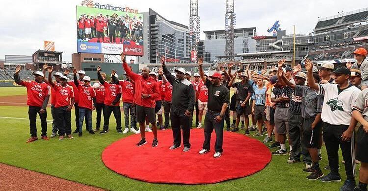 ONG ajuda jovens a ter uma chance no beisebol e se formar com boas notas
