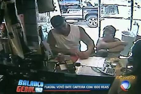 A câmera de segurança do local flagrou toda a ação da idosa