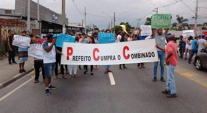 Perueiros seguram faixa com iniciais do PCC em protesto em Suzano