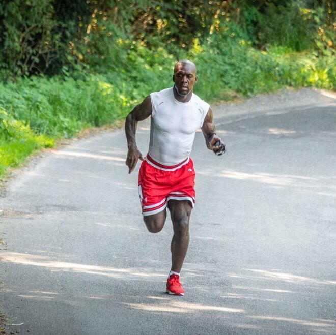 É comum ver ele fazendo corridas ou até mesmo participando de eventos esportivos. Nem parece que tem 44 anos!