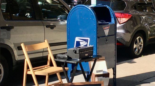 Brandon deixa sua máquina de escrever ao lado da caixa de correios