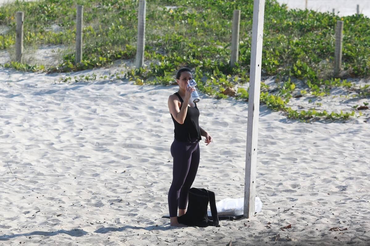 A atriz, que no dia anterior participou da grande festa de aniversário da revista Nova, em São Paulo, acordou na maior disposição e foi treinar 