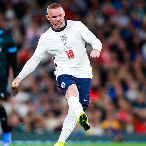 Em entrevista a ESPN Brasil, Rooney contou que assistia a todos os jogos da Seleção Brasileira na Copa do Mundo de 2002 para ver o Fenômeno:
