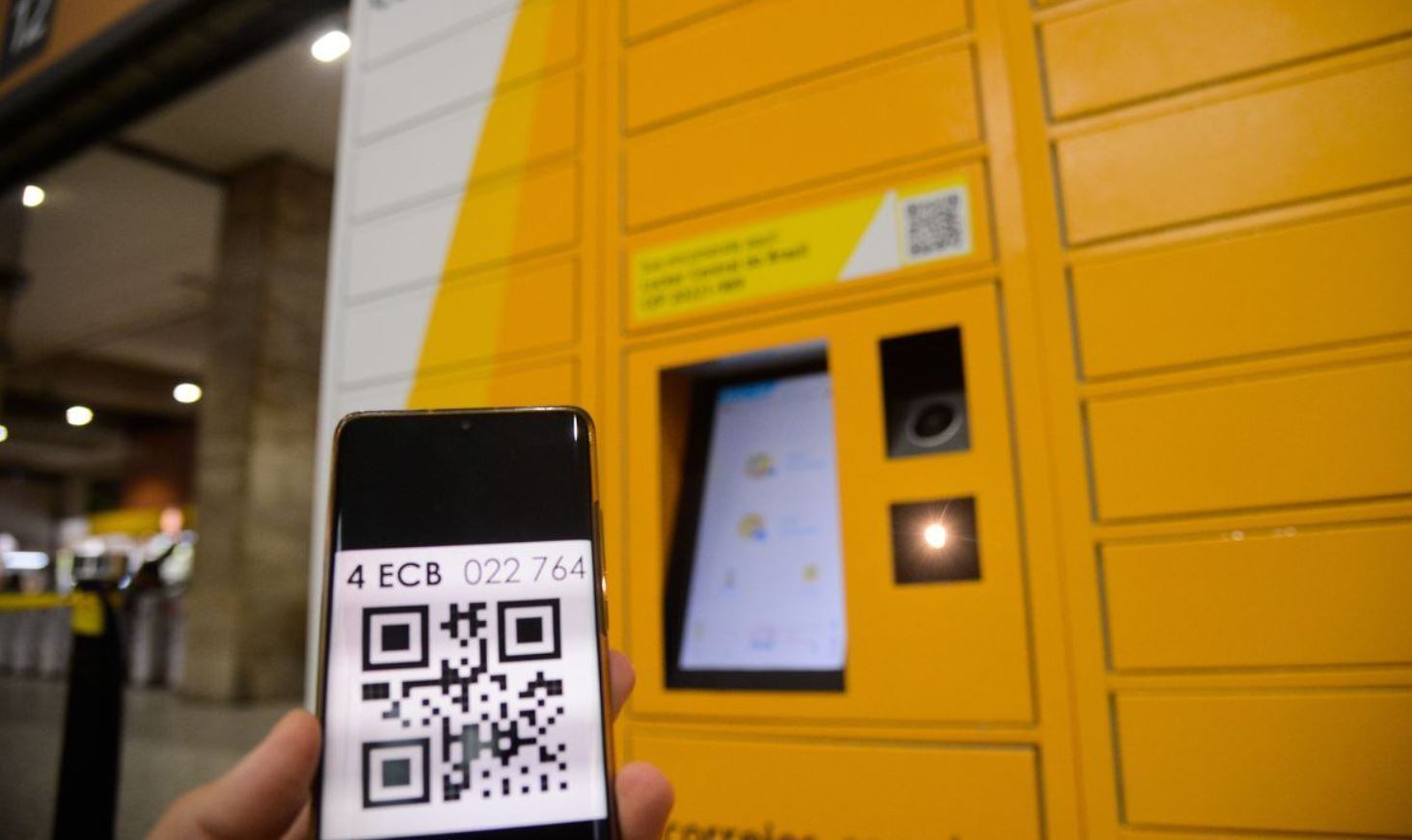 Hipoteticamente, ambas respondem, por estarem na mesma cadeia de consumo
