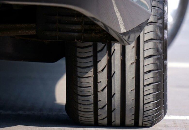 O engenheiro mecânico Hélio Cardoso garante que algumas medidas são muito simples e não é preciso mudar os hábitos de forma radical. "A principal é calibrar o pneu de forma correta. Um pneu que não esteja bem calibrado vai fazer com que o carro se arraste".