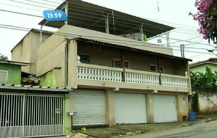 Poucos dias antes do crime, Feitosa havia embarcado a mulher
e a filha para a Paraíba. De acordo com a polícia, o homem costumava causar
confusão no bairro. A arma usada no crime foi entregue à polícia dias depois
pelo advogado, com a promessa de que o suspeito iria se entregar. A casa do
suspeito foi incendiada