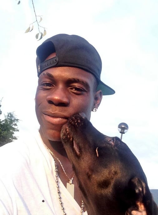 O atacante do Milan não está muito seguro sobre o sexo do animal, mas parece feliz com a nova companhia. Essa não é a primeira vez que Balotelli posta foto com um bichinho

— Finalmente meu porquinho chegou! Ela tem apenas dois meses! Chamarei ela de Super!

