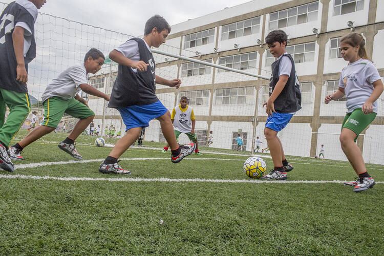 Neymar, claro, é figurinha carimbada por lá e, sempre que pode, aparece para visitar as crianças