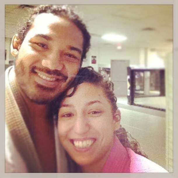 Depois do casamento, resta esperar o retorno de Henderson ao octógono, uma vez que o americano vem de derrota para Anthony Pettis em agosto, quando acabou finalizado, dando adeus ao cinturão do evento


