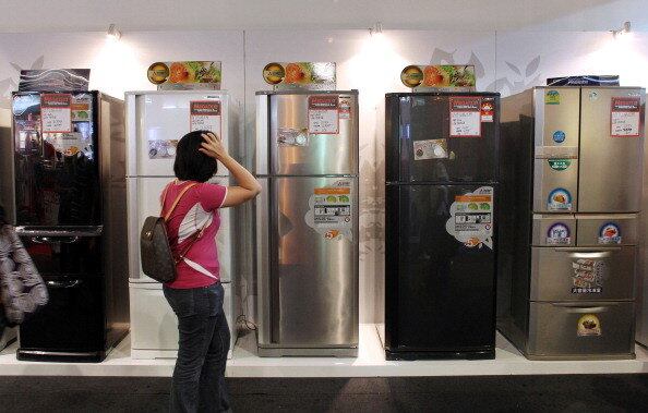 

Geladeira

São classificadas quanto à eficiência
energética. O modelo mais simples, de uma porta, classificado como A em
comparação a um classificado como E, representa uma economia de R$ 54 em um ano
(em 10 a 12 anos, período médio de vida da geladeira, isso equivale, praticamente,
a compra de uma nova). Em geladeiras maiores, essa relação pode ser até
superior. Um combinado, em média de 300 litros, pode economizar mais de R$ 100
por ano